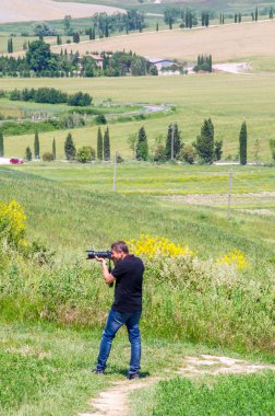 Siena, İtalya, 31 Mayıs 2015 - manzara fotoğrafçı Toskana tepelerde işyerinde