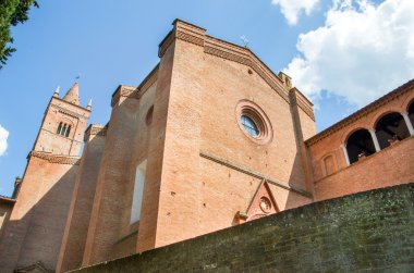 Asciano, İtalya, 31 Mayıs 2015 - Monte Oliveto Maggiore kilise cephe