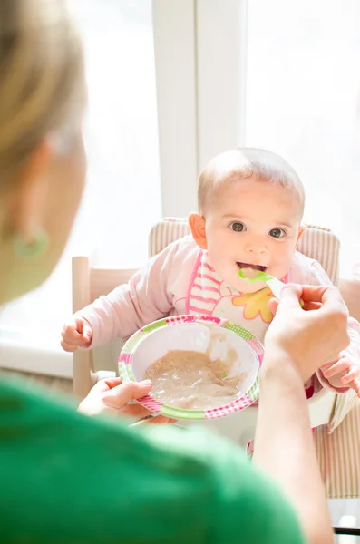Madre alimentazione svezzamento neonato — Foto Stock