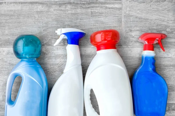 Detergentes, amaciadores de tecido e colher doseadora líquida para lavagem — Fotografia de Stock