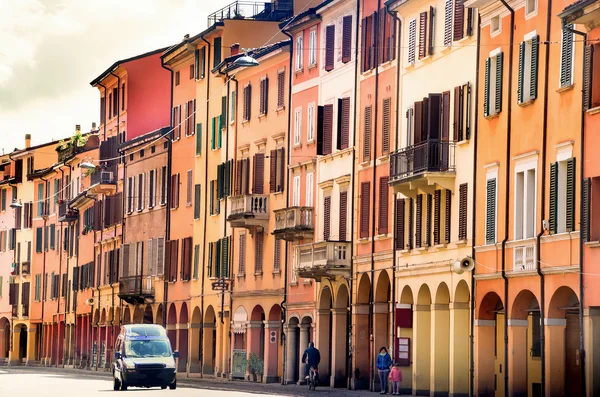 Bologna venster balkon textuur kleurrijke gebouwen in Italië — Stockfoto