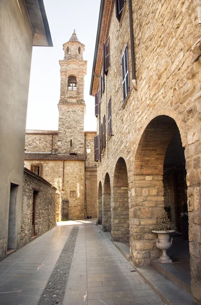 Bobbio emilia romagna dorf straße glockenturm italien — Stockfoto