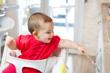 Yeni doğan yüksek sandalye oynamak mutfak çekmece kaşık - sezgisel dayak