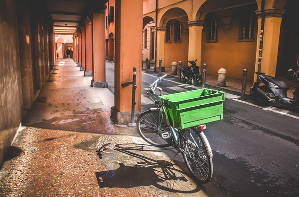 Bolonia bicicleta estrecha calle pórtico vacío — Foto de Stock