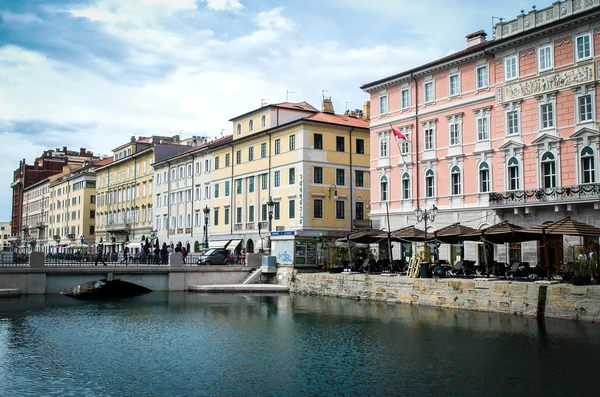 Trieste, Itália, 1 de junho de 2013: restaurantes e pessoas caminhando em t — Fotografia de Stock
