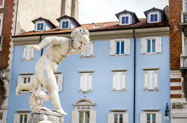 Trieste, Itália, 1 de junho de 2013: estátua infantil do foun de Ponterosso — Fotografia de Stock