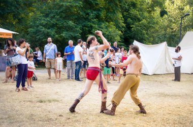 bir düello düello Kelt Ortaçağ reenactment sahip iki savaşçıları 