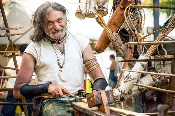 Ahşap Carver'ın usta zanaat Kelt Festivali canlandırma Ortaçağ aktörler silah — Stok fotoğraf