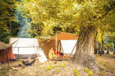 Monterenzio, İtalya, 09 Temmuz 2016 - iki kadın dinlenme altında büyük bir s