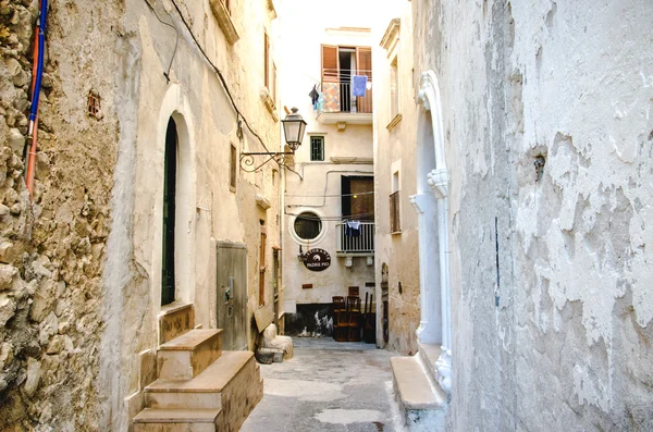 Vieste, Italie, 25 Agoust 2014 - ruelle étroite typique et entranc — Photo