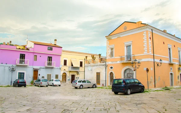 Edificios de colores en Lesina pueblo en Apulia, Gargano, Italia — Foto de Stock