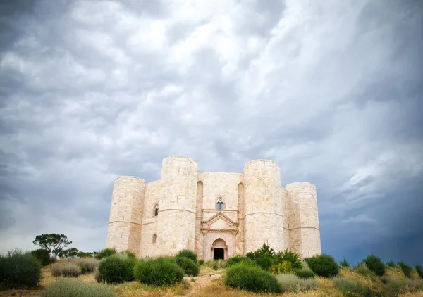 Castel del Monte, Andria, Apulia - zamek dramatyczne pochmurnego nieba — Zdjęcie stockowe