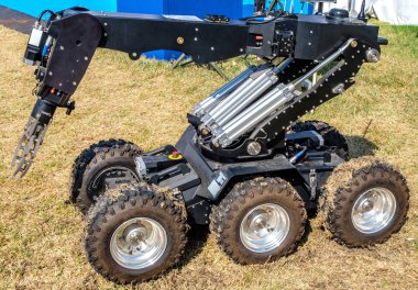 Ferrara, İtalya 16 Eylül 2016 - A bomba imha robotu birimi bize