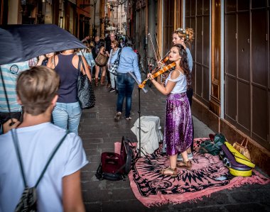 Sokak çalgıcısı kemancı sokak sanatçıları