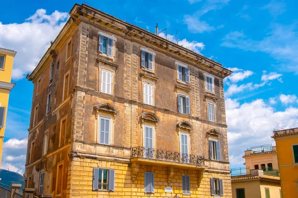 Casas italianas colorido antiguo edificio con vibrante cielo azul —  Fotos de Stock