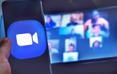akıllı telefondan video konferans uygulaması Zoom Toplantısı kullanılıyor