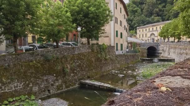 Pittoreska bäck och litet vattenfall i den gamla italienska staden Porretta i Italien — Stockvideo