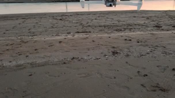 Drone προσγείωση σκηνή παραλία ηλιοβασίλεμα quadcopter — Αρχείο Βίντεο