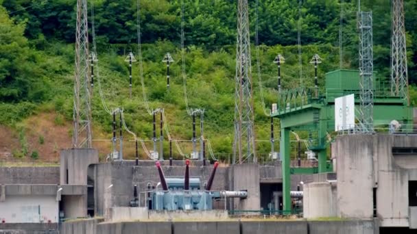 Stromleitungen gehen vom Transformator des Wasserkraftwerks den Berg hinauf — Stockvideo