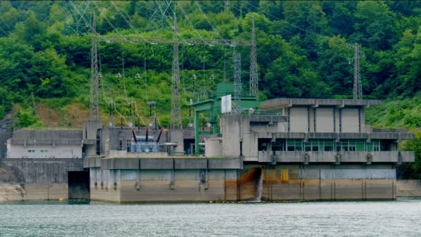 Hidroelektrik baraj güç üretim sistemlerinde yüksek voltajlı trafo. — Stok video