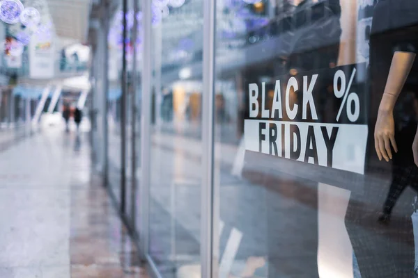Black Friday Schild auf dem Schaufenster Hintergrund in einem Einkaufszentrum während der Weihnachtsfeiertage lizenzfreie Stockfotos