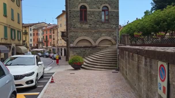 İtalyan kasabasında yürüyen ortaçağ kulesi manzaralı Emilia Romagna, Porretta ili Bologna — Stok video