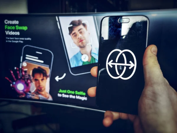Hånd brug ansigt swap app ikon Reface App på smartphone - Stock-foto