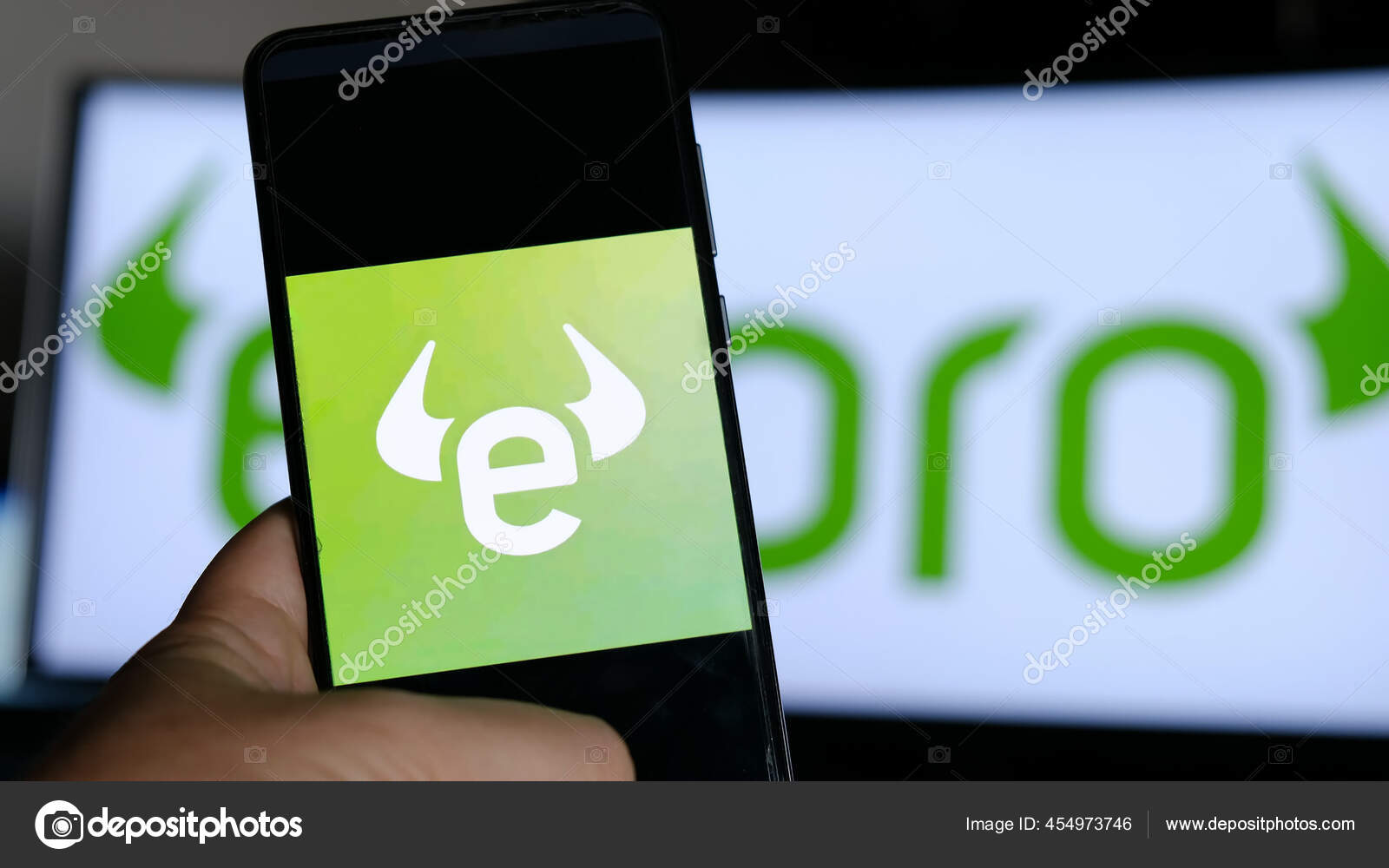 Etoro应用程序监视- E-Toro是一个用于检查股票交易商经纪人、股票交易所工作人员、智能手机监视背景的应用程序—— 库存社论照片©  philfreez@gmail.com #