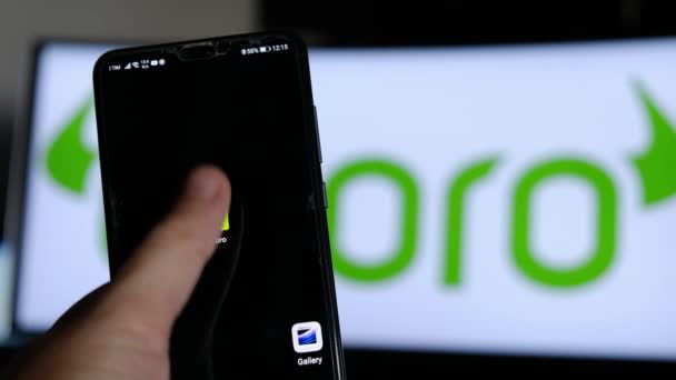 Монітор додатку etoro - E-Toro є додатком для перевірки ставок товарного брокера працівників фондового ринку смартфон монітора — стокове відео