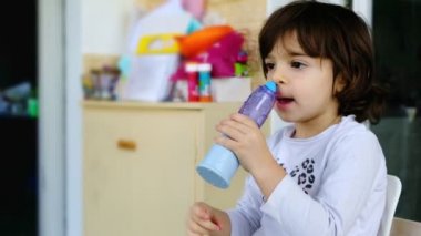Çocuk, özel bir kablosuz cihazla kendi burnunu ya da burnunu yıkar.