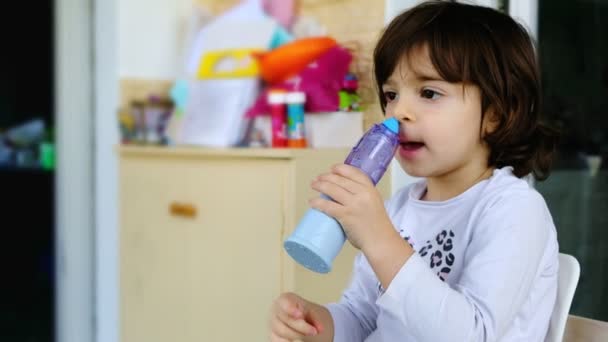 El niño se lava la nariz o se ducha la nariz solo con un dispositivo inalámbrico especial — Vídeos de Stock