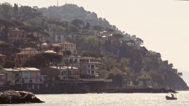 Navegando en la Riviera italiana en el Golfo de Portofino con niebla romántica o neblina marrón a última hora de la tarde — Vídeos de Stock