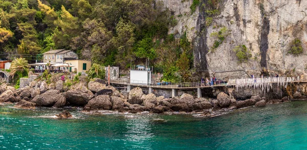 Hermosa litera rocosa de Punta Chiappa cerca de Portofino en Liguria con pasarela de mar horizontal italia fondo — Foto de Stock