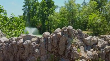 Bologna çeşme havuzundaki Giardini Margherita bahçeleri