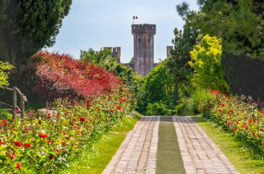 Parco Giardino Sigurta Kalesi Valeggio sul Mincio arka plan Verona - Veneto bölgesi - İtalya dönüm noktası
