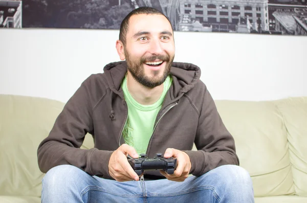 Hombre feliz disfrutar jugando videojuegos —  Fotos de Stock