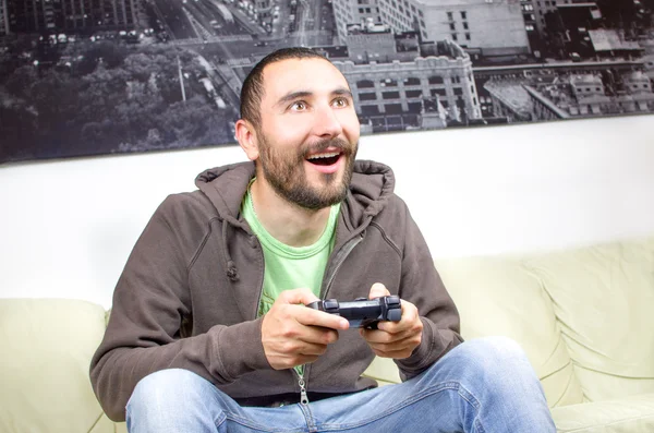 Yetişkin adam video oyunları oynarken — Stok fotoğraf