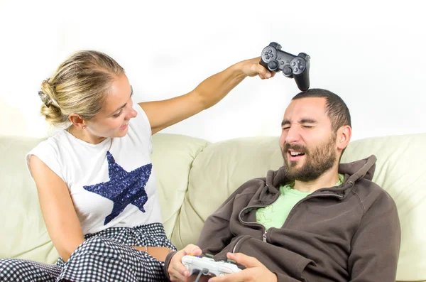 Mujer bromeando golpea hombre con controlador de joypad —  Fotos de Stock