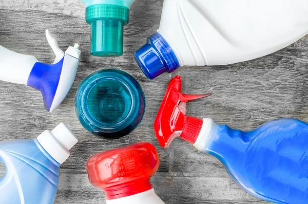 Detergentes, amaciadores de tecido e colher doseadora líquida para lavagem — Fotografia de Stock