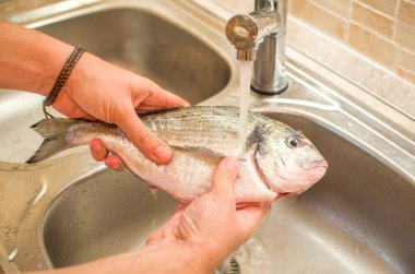 ham Eşkine yıkama ellerini yiyecek mutfak lavabo akan wat İtalyanca pişirme içinde-balık