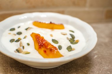 yoğurt şeftali