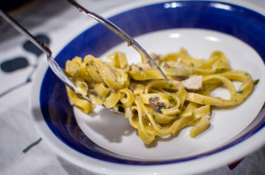 Tagliatelle koyarak gıda - erişte makarna plaka hizmet.