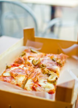 geleneksel İtalyan yemek tarifleri pizza rustik - dilimlenmiş