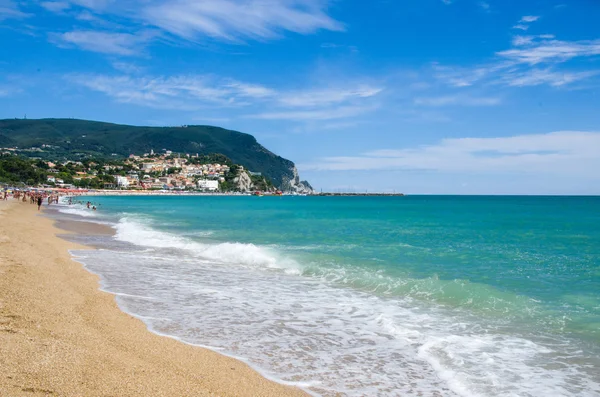 Der Strand von numana in der Sommersaison (marche region - italien travel — Stockfoto