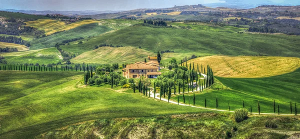 Tuscan cottage hills panoramic — Stok fotoğraf