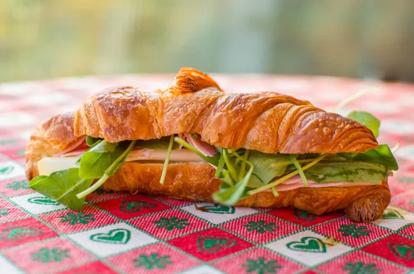 Gesalzenes Croissant - Snack für Backwaren — Stockfoto