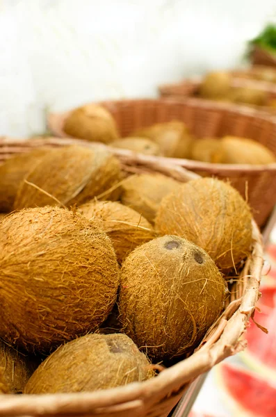 Cesta de coco - productos del mercado de la verdulería —  Fotos de Stock