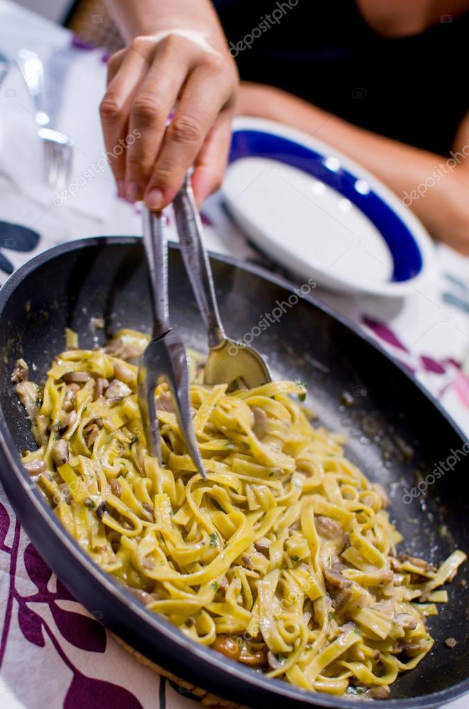 Mão Agarrar Massas Italianas Tagliatelle Cogumelos Italiano Mão Agarrar Massas Italianas Tagliatelle Cogumelos Italiano