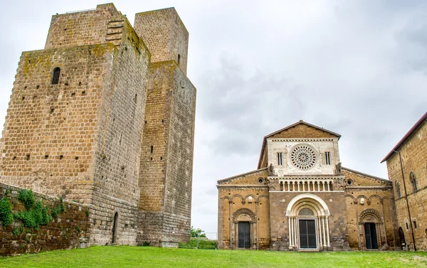 Tuscania kilise kule - Viterbo - İtalya seyahat
