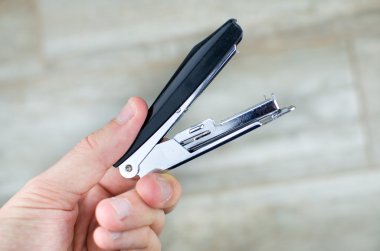 El kullanımı zımba